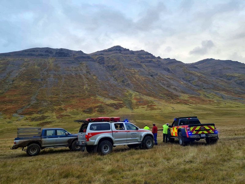 Ef vel er að gáð má sjá þyrluna bera við himinn hátt uppi í klettum á þeim slóðum sem maðurinn sat fastur í sjálfheldu sl. föstudag. Mynd af FB- síðu Skagfirðingasveitar/Jón Daníel Jóhannsson.