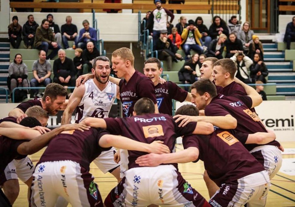 Kampakátar kempur Tindastóls keyra sig upp fyrir leik. MYND: HJALTI ÁRNA