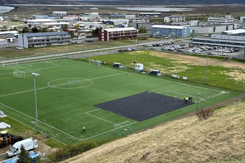 Verið var að leggja gervigrasið á völlinn í gær. MYND: VALGEIR KÁRA
