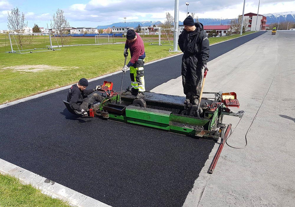 Í síðustu viku var unnið við að setja gúmmí undirlag á völlinn. MYNDIR: ÓMAR BRAGI