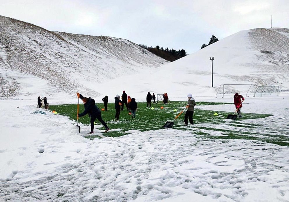 Minnir bara á Rocky IV. Ungt knattspyrnufólk mokar snjó af gervigrasinu á Króknum. MYND: TINDASTÓLL.IS