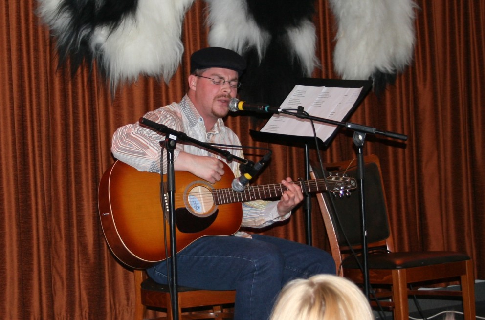 Bláar raddir fá 3 og 1/2 stjörnu