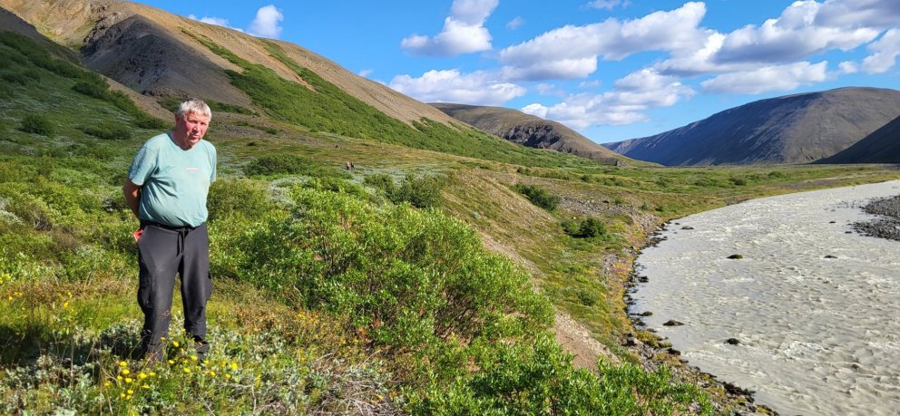 Gísli Frostason á Sandgili. Fagrahlíðin í baksýn. Mynd: Gísli Rúnar Konráðsson.