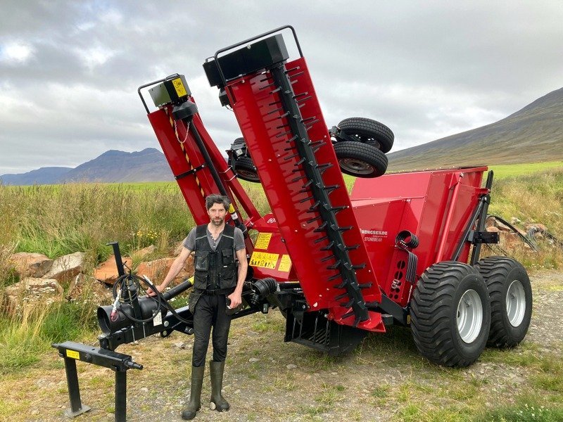 Gísli Björn við grjóttínsluvélina góðu. Mynd: Kraftvélar.