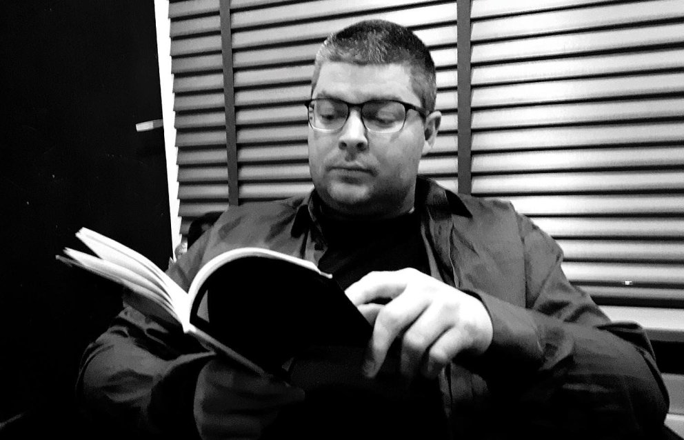 Gísli grípur í bók. MYND AÐSEND