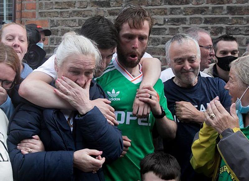 Harrington fjölskyldan í gleðivímu í Dublin að bardaganum loknum. Gitzy fyrir miðju í írsku treyjunni.
