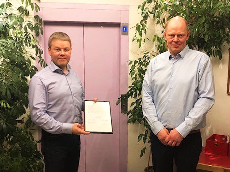 Sigfús Ingi Sigfússon, sveitarstjóri, tekur við gjafabréfinu sem Einar Einarsson, formaður stjórnar Menningarseturs Skagfirðinga, afhenti. MYND: KRISTÍN JÓNSDÓTTIR