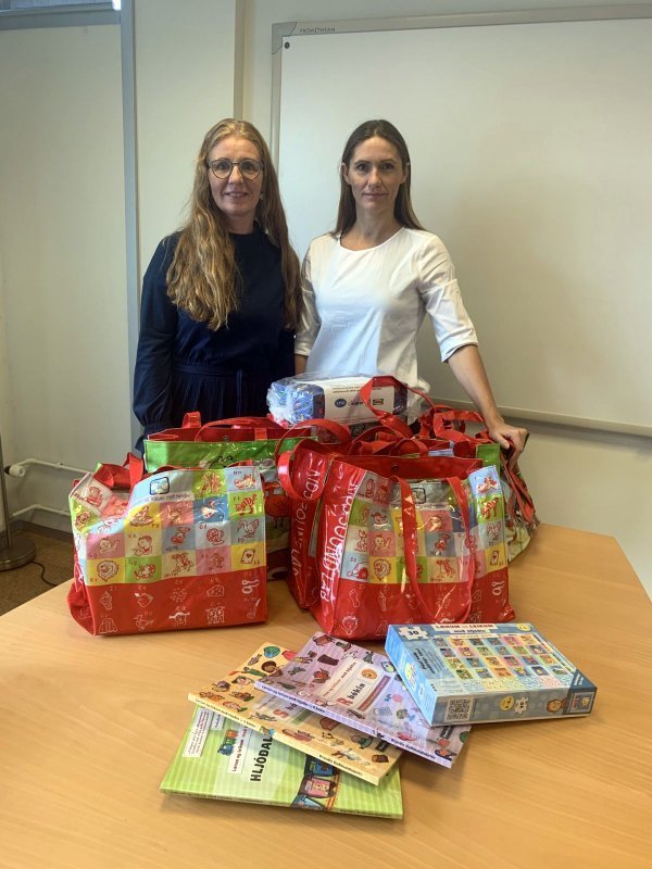 Selma Barðdal Reynisdóttir, fræðslustjóri, og Inga Huld Þórðardóttir, talmeinafræðingur, með gjöfina. Mynd:skagafjordur.is