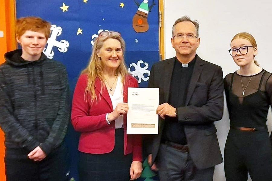 Kristinn Örn Guðmundsson, séra Dalla Þórðardóttir, séra Gísli Gunnarsson og Lydía Einarsdóttir við afhendingu gjafar til Hjálparstarfs kirkjunnar frá nemendum og starfsfólki Varmahlíðarskóla. MYND: VARMAHLÍÐARSKÓLI.IS