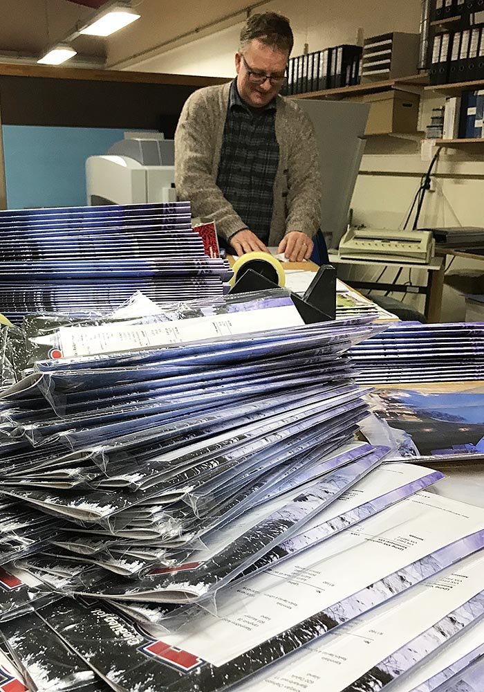 Hér sést ritstjóri Feykis vinna við að pakka síðasta blaði ársins. MYND: ÓAB