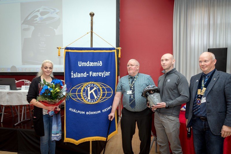 Frá afhendingu bautasteinsins; Sæunn Sunna Samúelsdóttir, verkefnastjóri samfélagsmiðla, Ólafur Jónsson, formaður hjálmanefndar, Guðmundur Viðarsson, starfsmannastjóri Vöruhótels Eimskips og Eyþór Kr. Einarsson, umdæmisstjóri Kiwanis. 2018 – 2019.