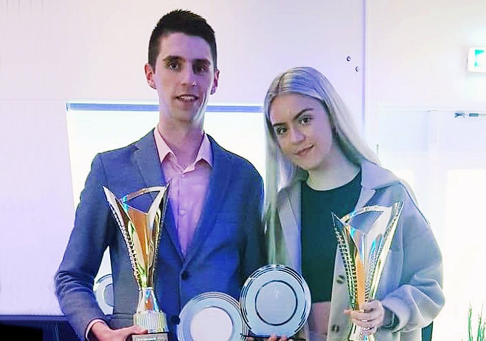 Arnar Geir og Anna Karen hlaðin verðlaunagripum. MYND AF SÍÐU GSS