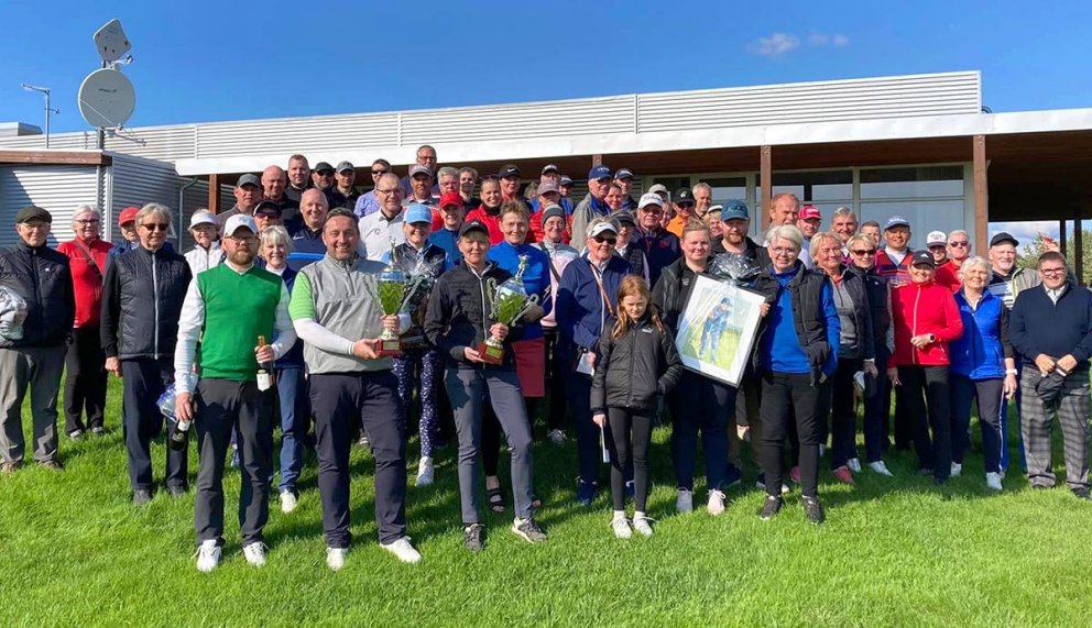 Fríður hópur sveiflukónga og -drottninga á Hamarsvelli í Borgarnesi. MYND: BJB