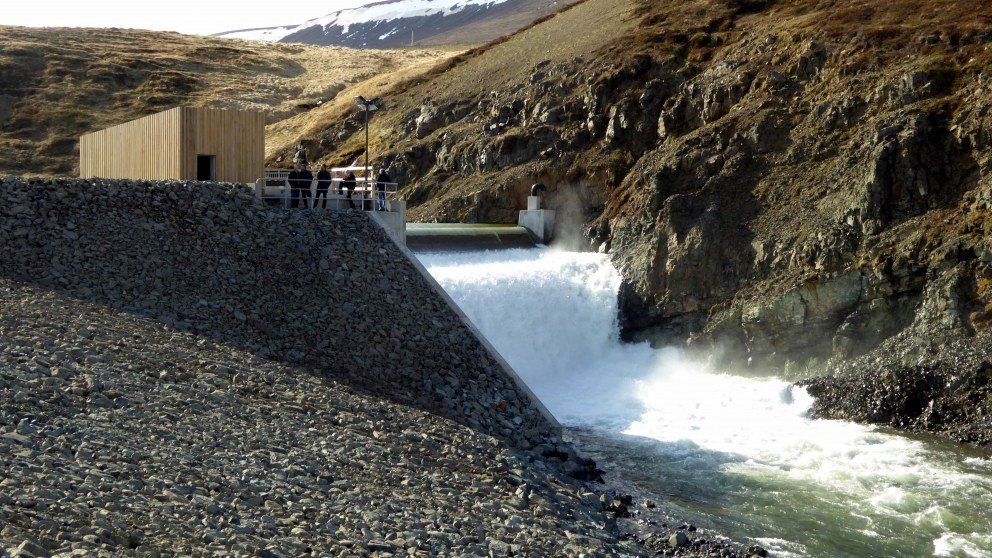 Stífla og inntakshús Gönguskarðsárvirkjunar. Mynd: Valgeir Kárason.