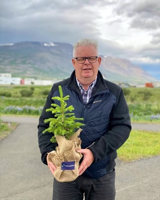 Steinn Leó Sveinsson, sviðstjóri Veitu- og framkvæmdasviðs Svf. Skagafjarðar með græna grein Orkusölunnar sem sveitarfélagið fékk í sumar. Myndir af FB síðu Orkusölunnar.