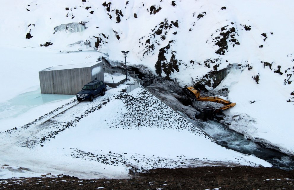 Mikil mildi þykir að engin meiriháttar meiðsli hafi orðið á fólki er stór beltagrafa fór á hliðina í Gönguskarðsá í gær. Mynd: PF.
