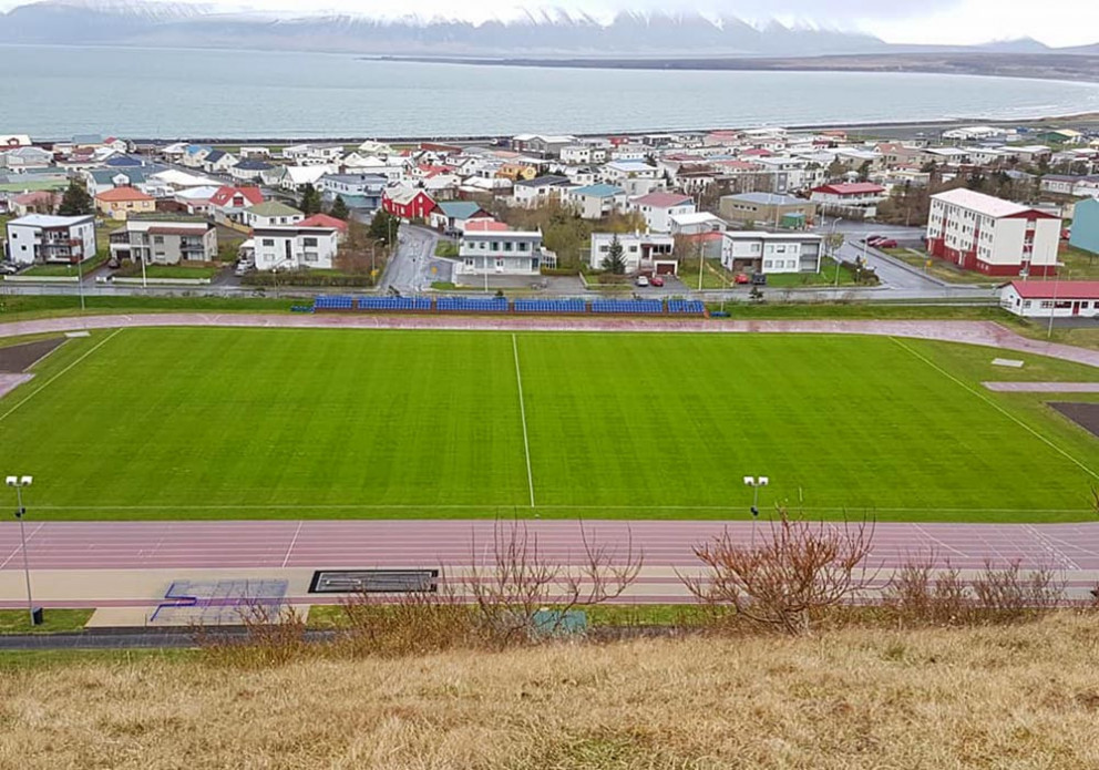 Grasvöllurinn á Króknum í vökvun sl. laugardagsmorgunn. Hann virðist koma vel undan vetri að þessu sinni. MYND: ÓMAR BRAGI