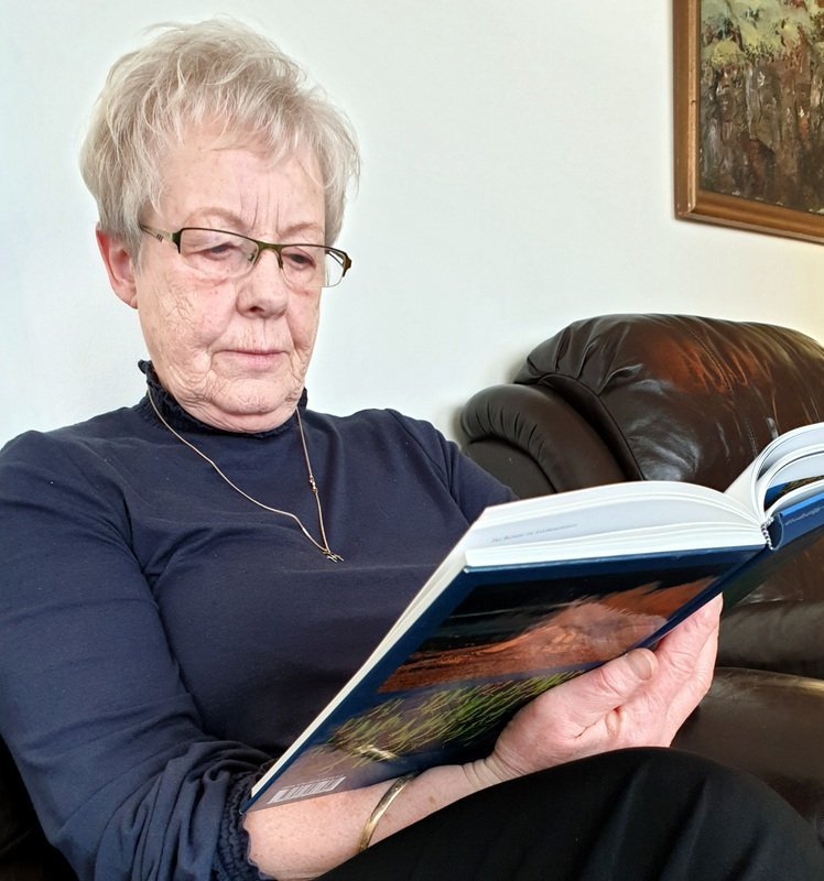 Gréta Björnsdóttir, niðursokkin í lestur.