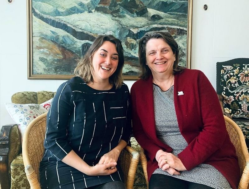 Greta Clough og Jóhanna Pálmadóttir, verkefnastjóri hjá Textílmiðstöð Íslands. Mynd af Facebooksíðu Textílmiðstöðvar Íslands.