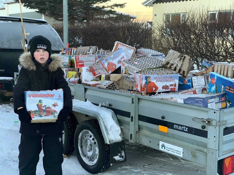 Grétar Pétursson að hlaða kerruna áður en haldið var með ruslið á endurvinnslustöðina. Aðsend mynd.