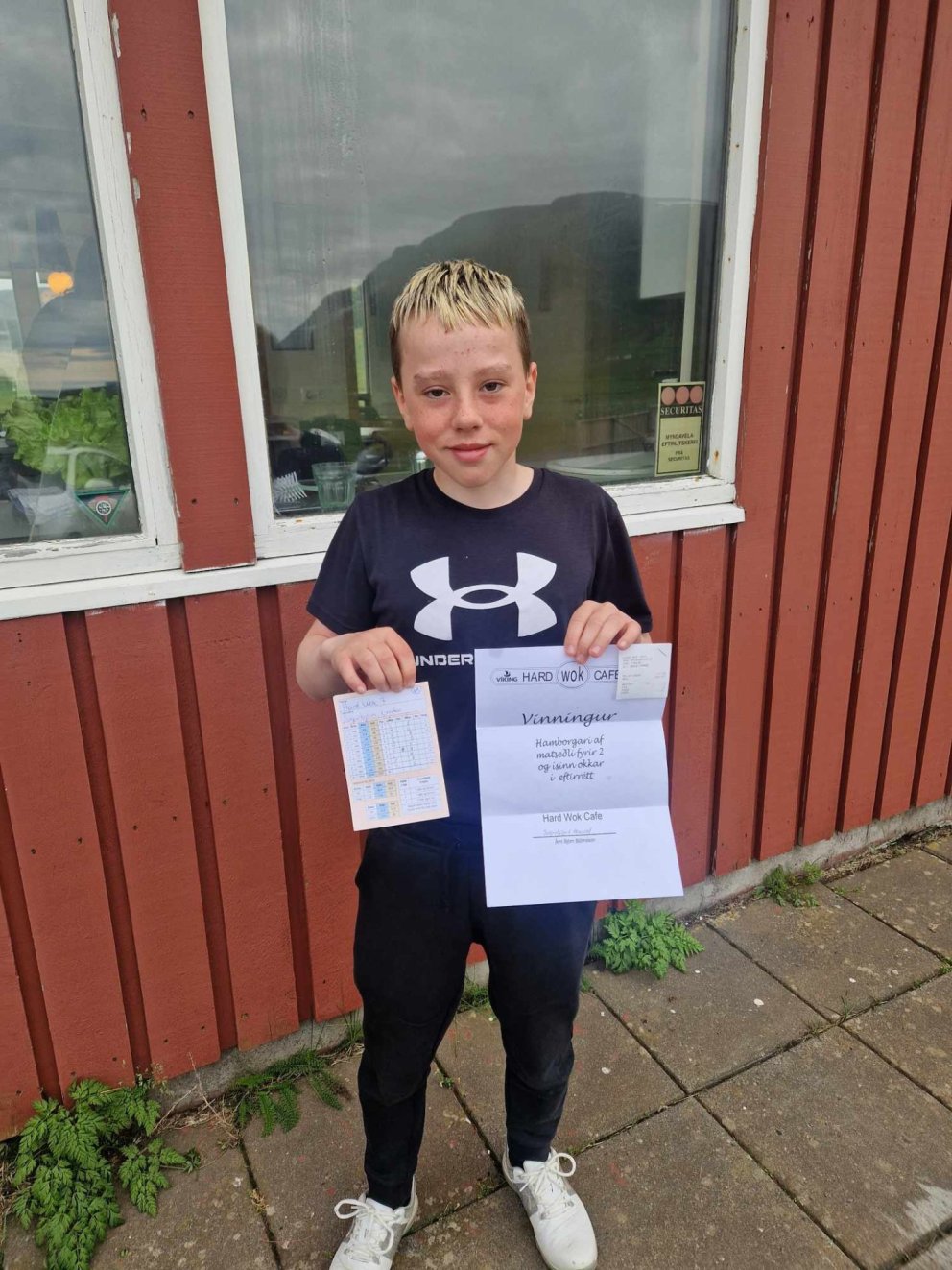 Grétar Freyr með vinninginn og skorkortið sitt.