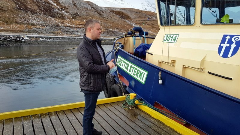 Sigfús Ingi Sigfússon, sveitarstjóri Svf. Skagafjarðar, býður fólk velkomið í skírnarathöfn á Suðurbryggjunni á Sauðárkróki. Mynd: PF.