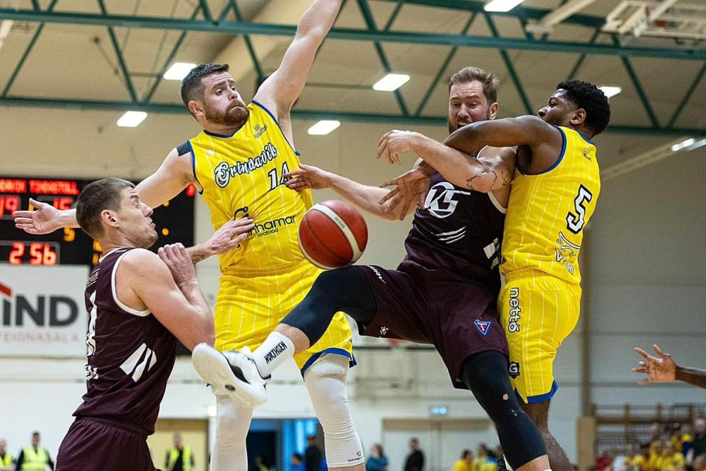 Hart barist í Smáranum. MYND AF FB