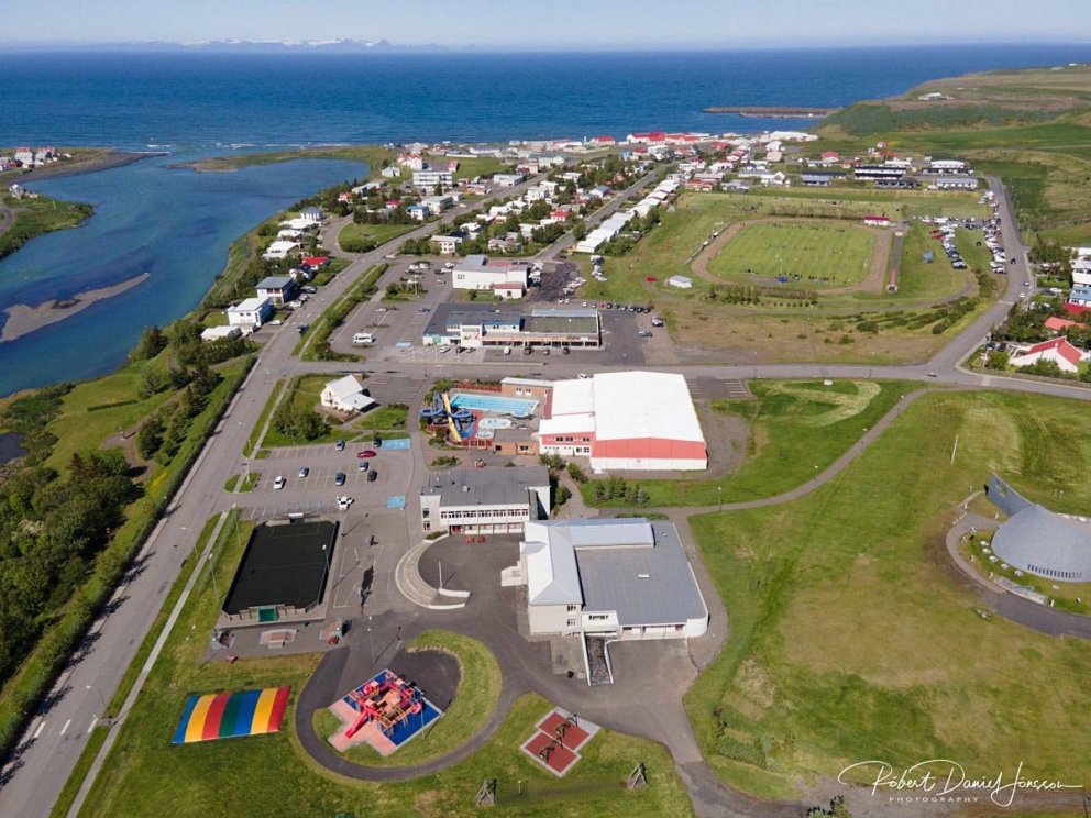 Hér sér yfir skóla- og íþróttasvæði Blönduóss og hluta íbúðabyggðar. MYND: RÓBERT DANÍEL JÓNSSON