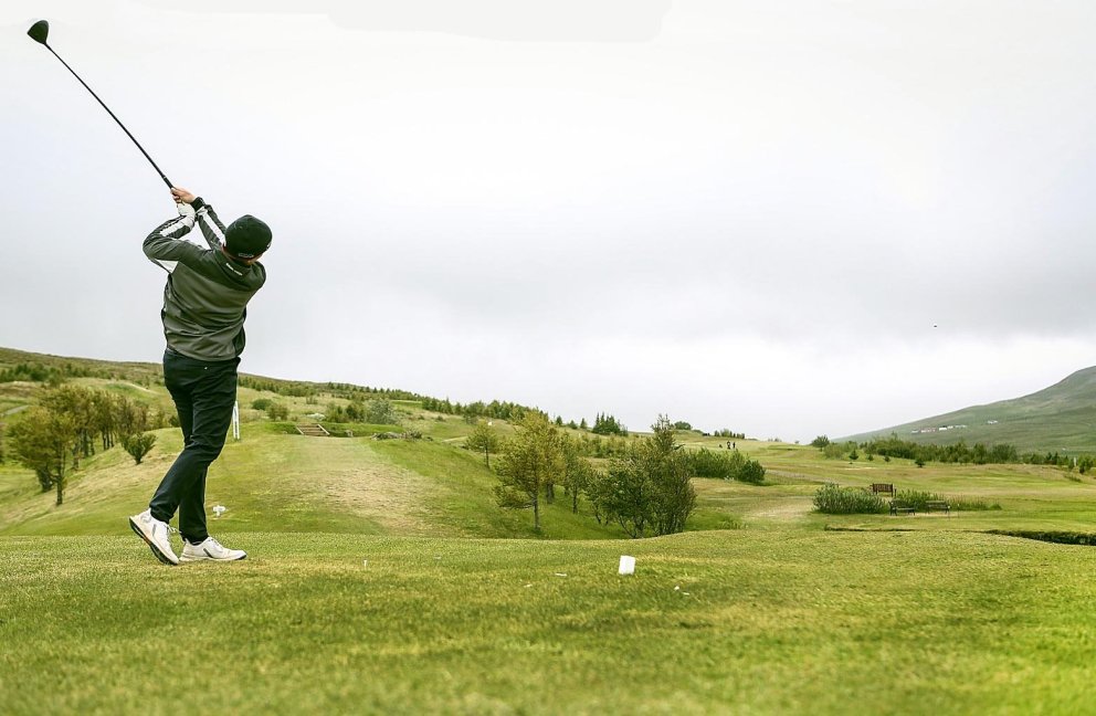Hlíðarendavöllur þykir einn albesti níu holu golfvöllur landsins. Á neðri myndinni er Aldís formaður nýbúin að slá kúluna. MYNDIR: HJALTI ÁRNA