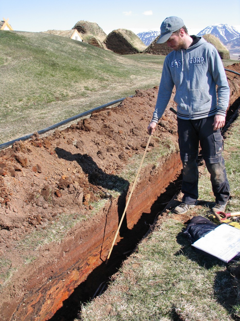 Mannvistarleifar undir öskulagi frá 1104
