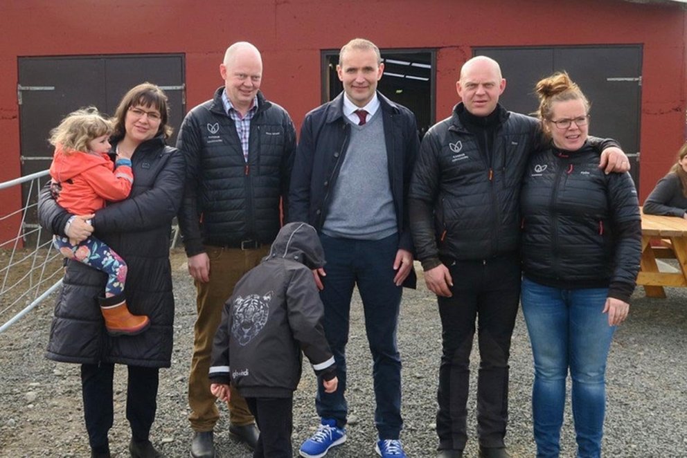 Guðni og Eliza á Skörðugili í Skagafirði ásamt nokkrum heimamanna í maí 2017. MYND AF FORSETI.IS