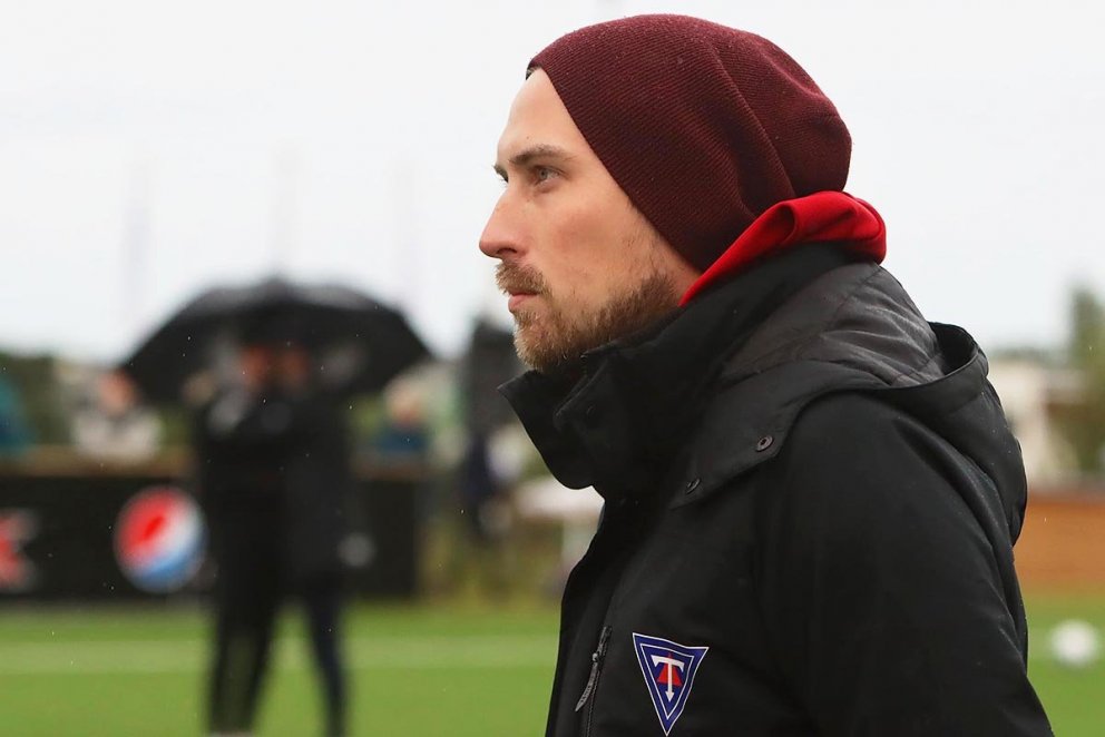 Guðni Þór að loknum síðasta leiknum með Stólastúlkum. MYND: ÓAB