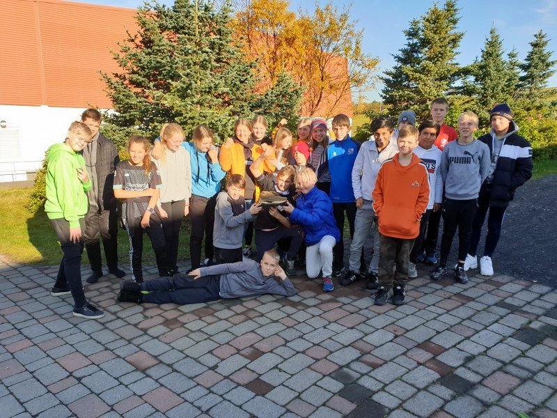 Vinningshafarnir hampa skónum. Mynd:Blonduskoli.is