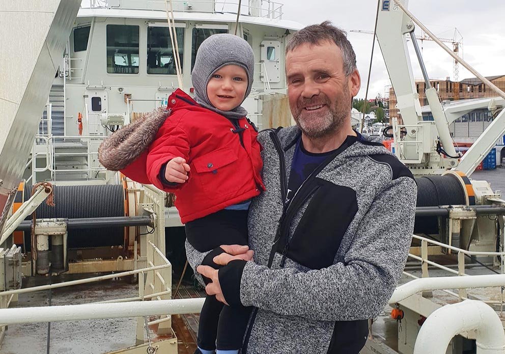 Gummi með afastrákinn Hrafnketil.  MYND ÚR EINKASAFNI.