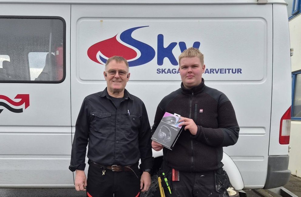 Gunnar Björn Rögvaldsson og Kristján Leo vinningshafi. Mynd: Af Facebook