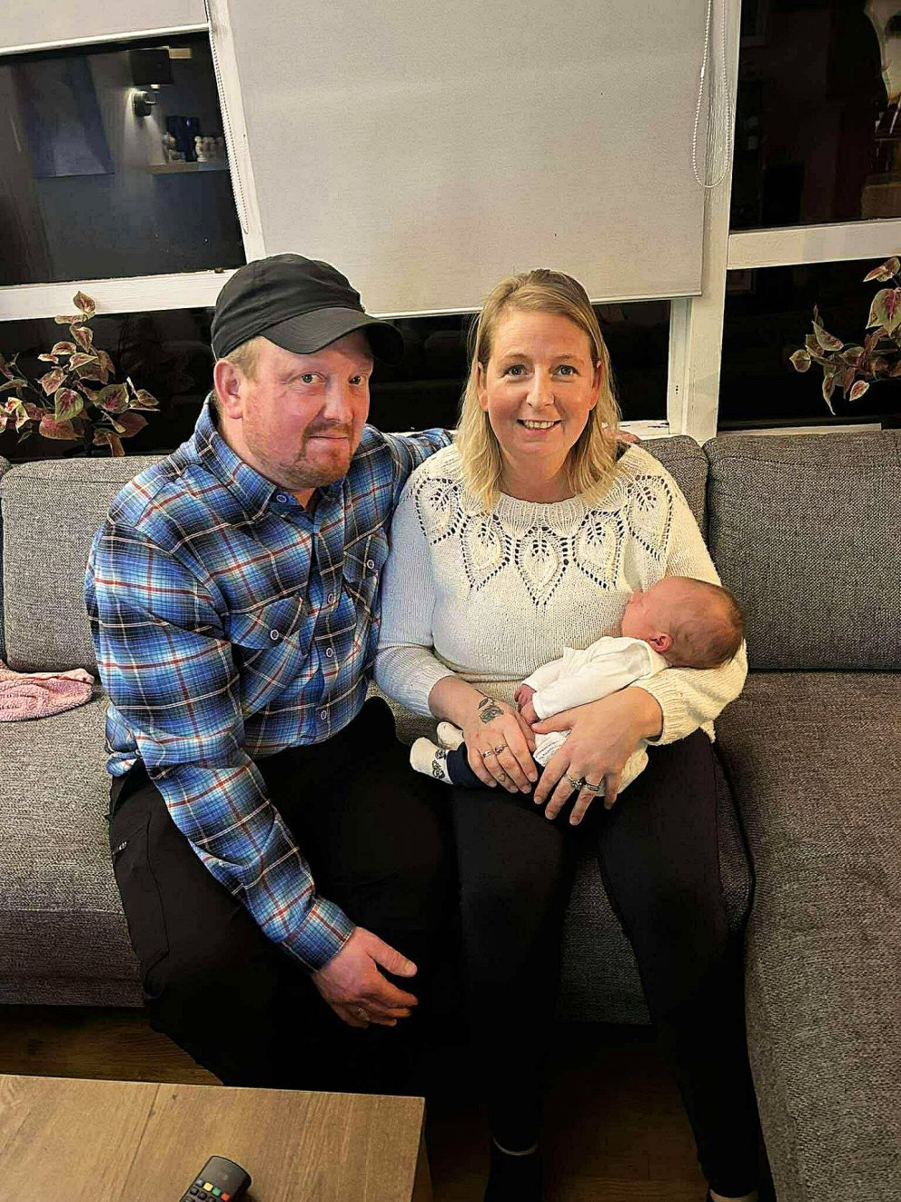 Elmar og Gunnhildur með barnabarninu. MYND AÐSEND