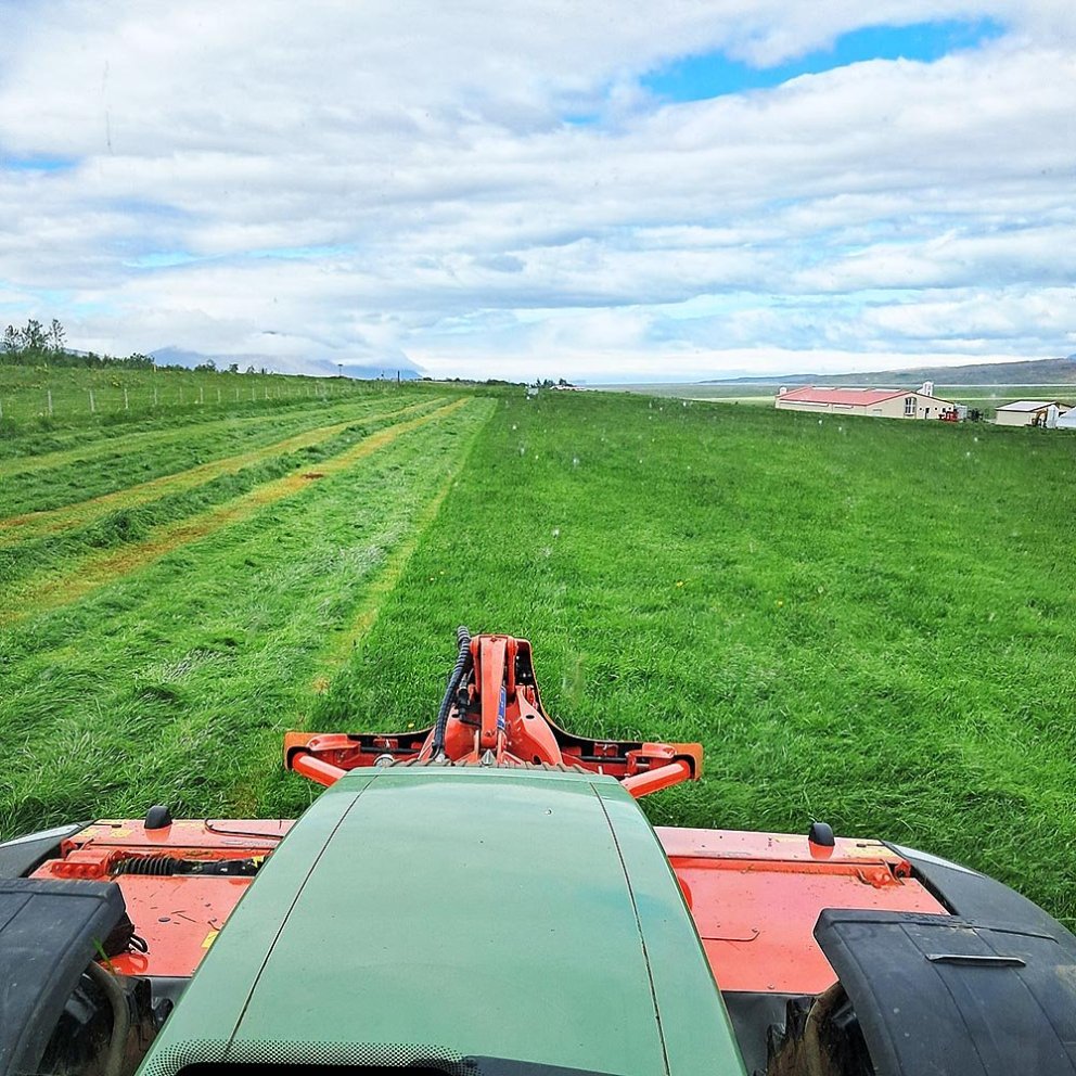 Sláttur hófst á Páfastöðum í gær. MYND AF FACEBOOK