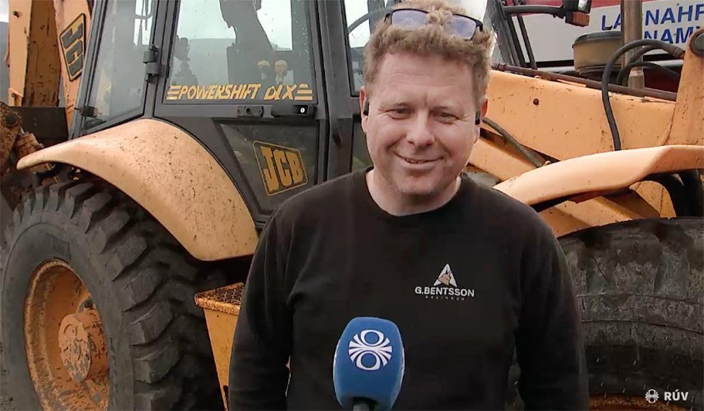 Gústav Bentsson mætti á gröfunni og opnaði veginn um Reykjaströnd í gær. SKJÁMYND ÚR FRÉTT RÚV