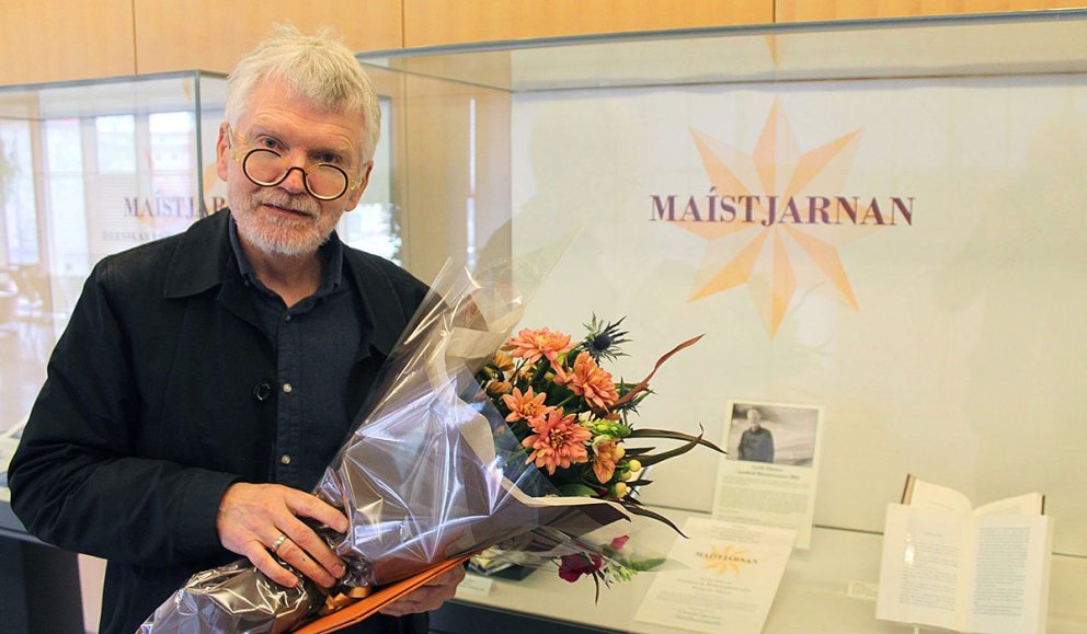 Gyrðir tekur við verðlaununum í gær. MYND AF VEF LANDSBÓKASAFNS