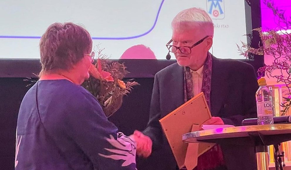 Gyrðir tekur við verðlaununum í gær. MYND AF FACEBOOK