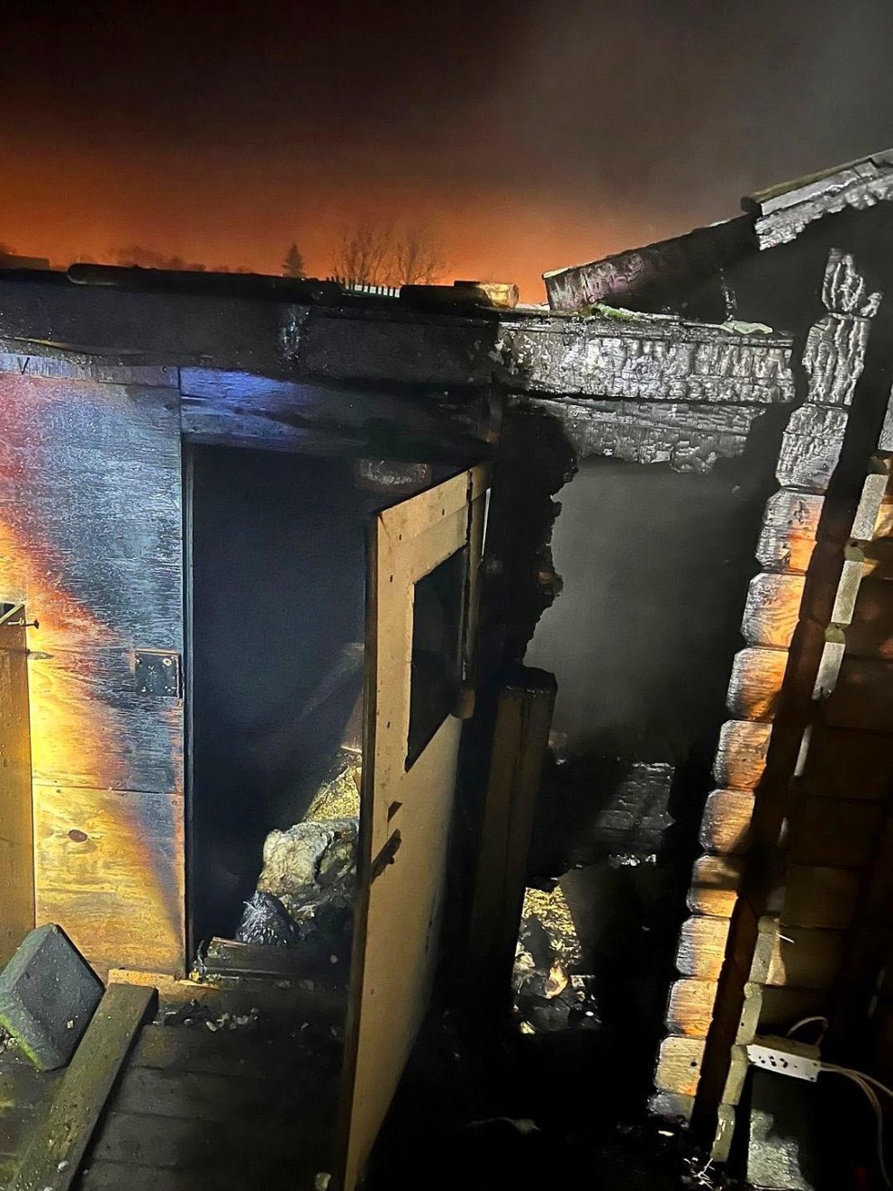 Það sem eftir stendur af hænsnakofanum. MYND: BRUNAVARNIR SKAGAFJARÐAR