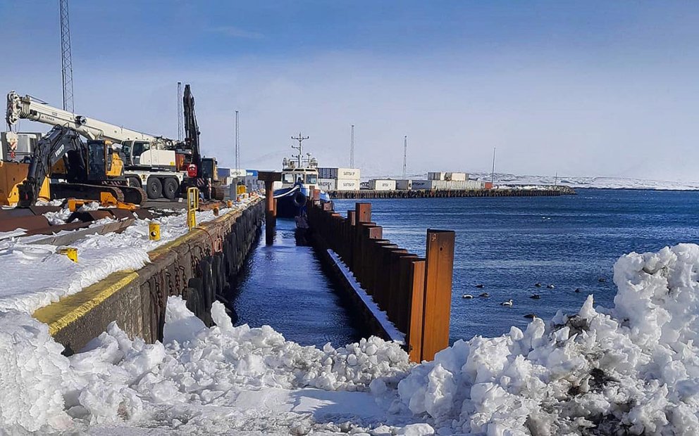 Framkvæmdir við hafnargarðinn á Sauðárkróki. Nýja þilið er þremur metrum framan við gamla kantinn. MYND: JÓN GEIRMUNDS