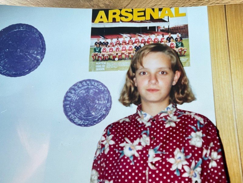 Halla Rut fyrir framan plakat af Arsenal en snemma tók hún markamaskínu Tindastóls sér til fyrirmyndar og gerði það að sínu uppáhaldsliði. Aðsend mynd.