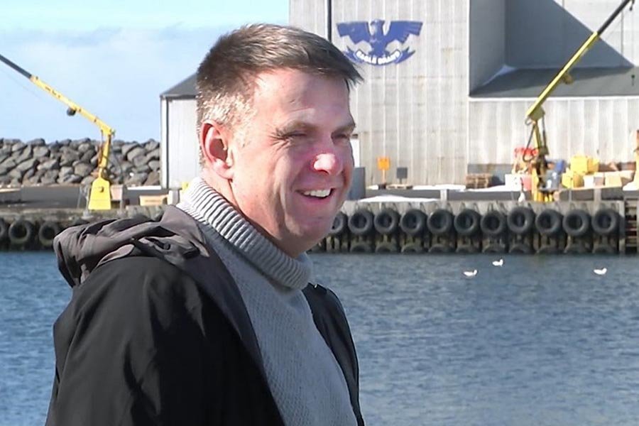 Halldór í sjónvarpsviðtali. Verksmiðjuhúsið og hið verðandi hótel í bakgrunni. MYND: HÚNI
