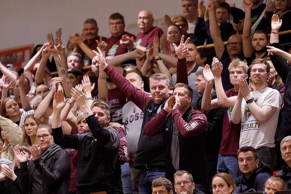 Halldór Ingi fyrir miðri mynd og horfir í myndavélina með sigurmerki á báðum! MYND AF FACEBOOK