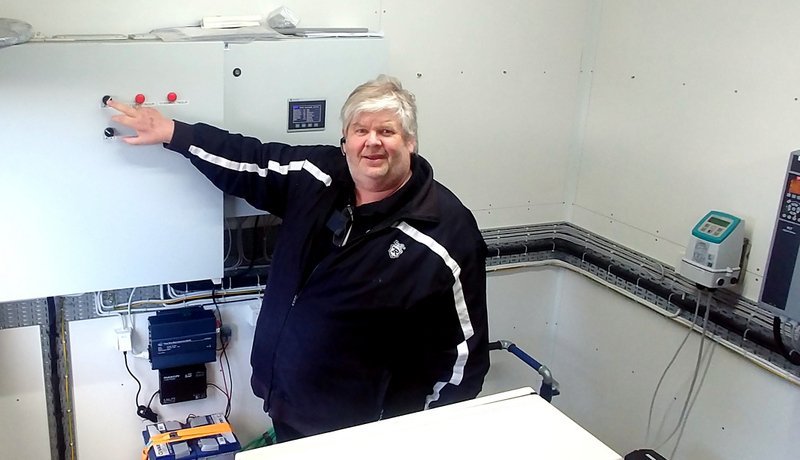 Haraldur Þór Jóhannsson, Halli í Enni, formaður veitunefndar, kemur vatninu af stað í dælustöðinni í Hofsósi. Mynd: Aðsend. ,