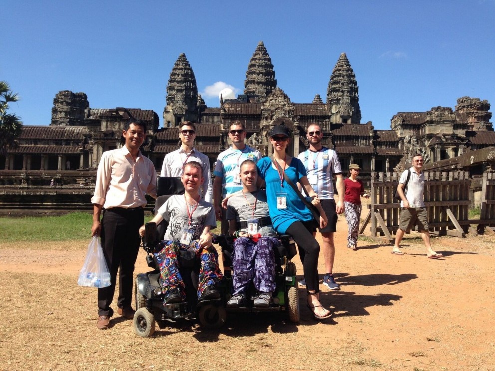 Hallgrímur Eymundsson og Rúnar Björn Herrera, ásamt föruneyti, fyrir utan Angkor Wat hofið í Kambódíu. Ljósm./úr einkasafni.
