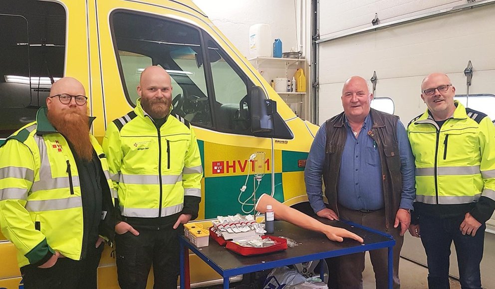 Frá afhendingu gjafarinnar. Mynd: FB / GUÐMUNDUR HAUKUR