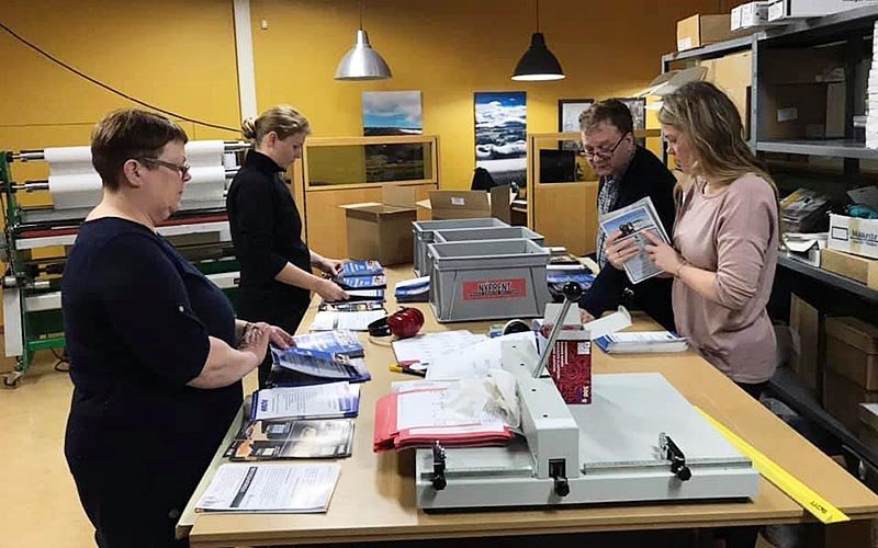 Meirihluti starfsmanna Nýprents sést hér raða saman síðum Sjónhorns nú í morgunsárið. MYND: ÓAB