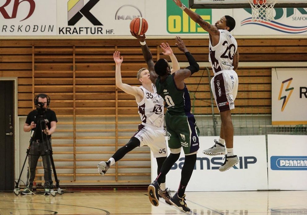 Hannes Ingi og Urald King verjast Kinu Rochford í leiknum í kvöld. MYND: HJALTI ÁRNA